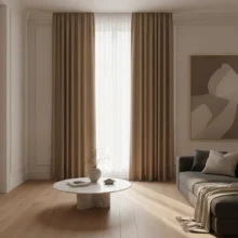 Luxe woonkamer met grote ramen voorzien van kamerhoge velours gordijnen in een warme kleur. Het zachte zonlicht valt naar binnen en benadrukt de rijke textuur van de stof in het stijlvolle interieur.
