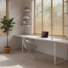 Een modern thuiskantoor met houten jaloezieën die de functionaliteit en warme uitstraling van natuurlijke materialen combineren.