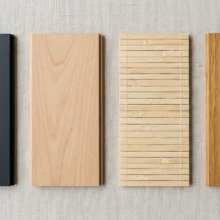 Een overzicht van verschillende materiaalstalen voor lamellen, waaronder aluminium, lindehout en bamboe, netjes naast elkaar gelegd om de texturen en kleuren te vergelijken.